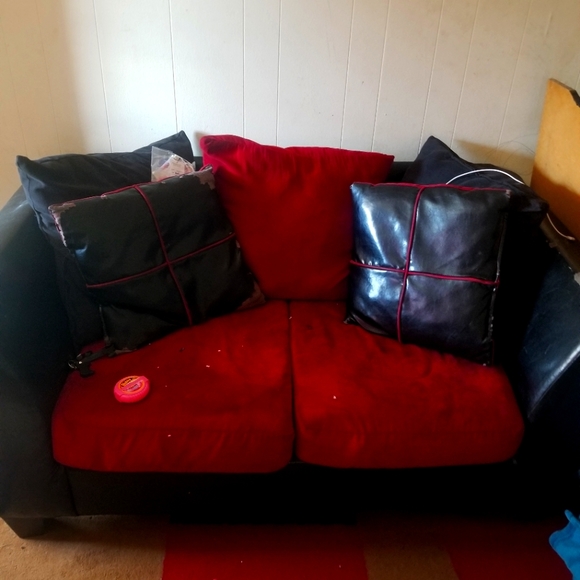 Red and black living room set few torns. - Picture 1 of 3